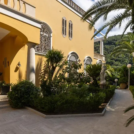 Villa Carina 12, Emma