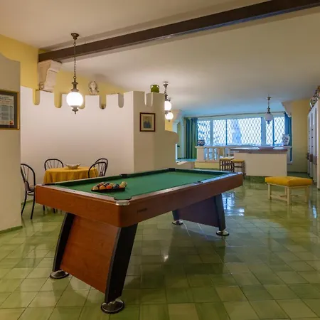 Villa Carina 12, Emma