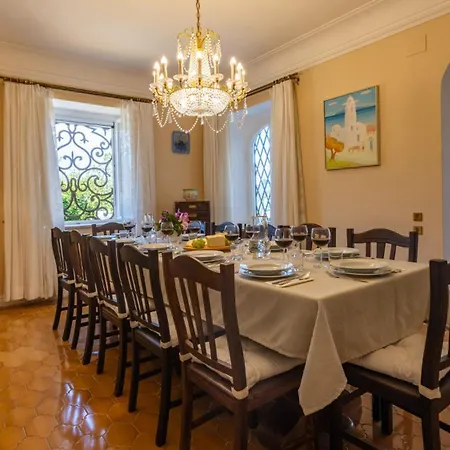 Carina 12, Emma Villa